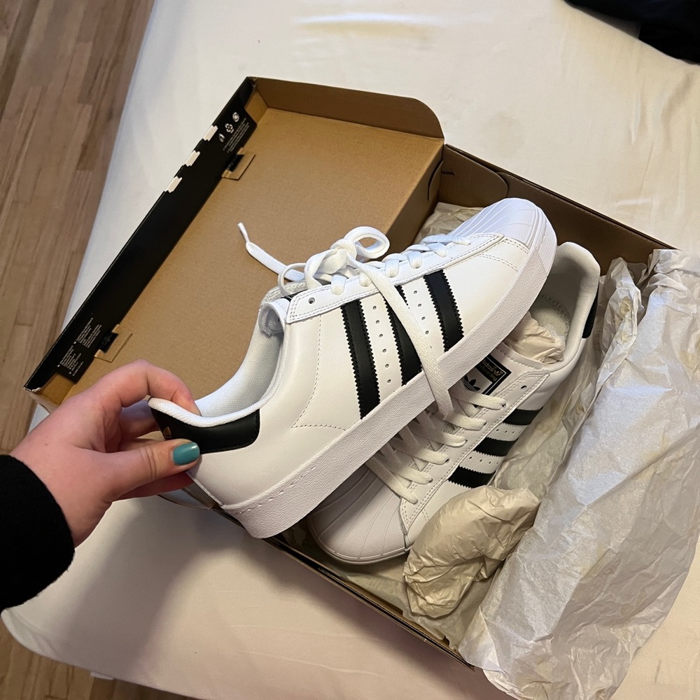 BRAND NEW W BOX ADDIDAS SUPERSTARS size 9 men’s, women’s 10